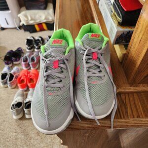Womens Size 9 NIKE Flex Experience RN 4 Athletic Shoes